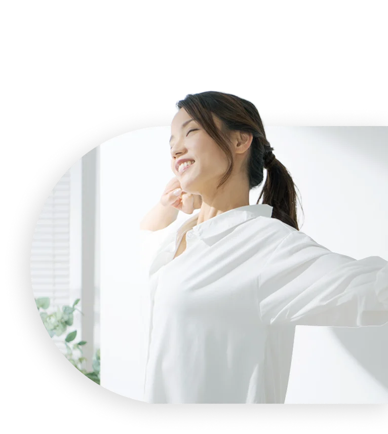 施術後に伸びをする女性の写真