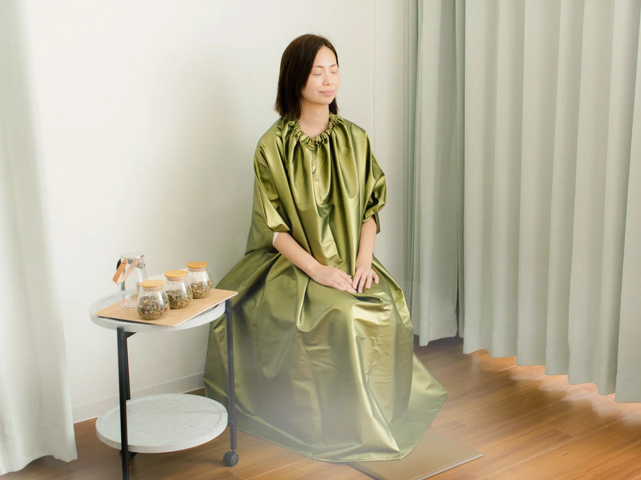 陶器のボウルに入った乾燥したハーブの葉