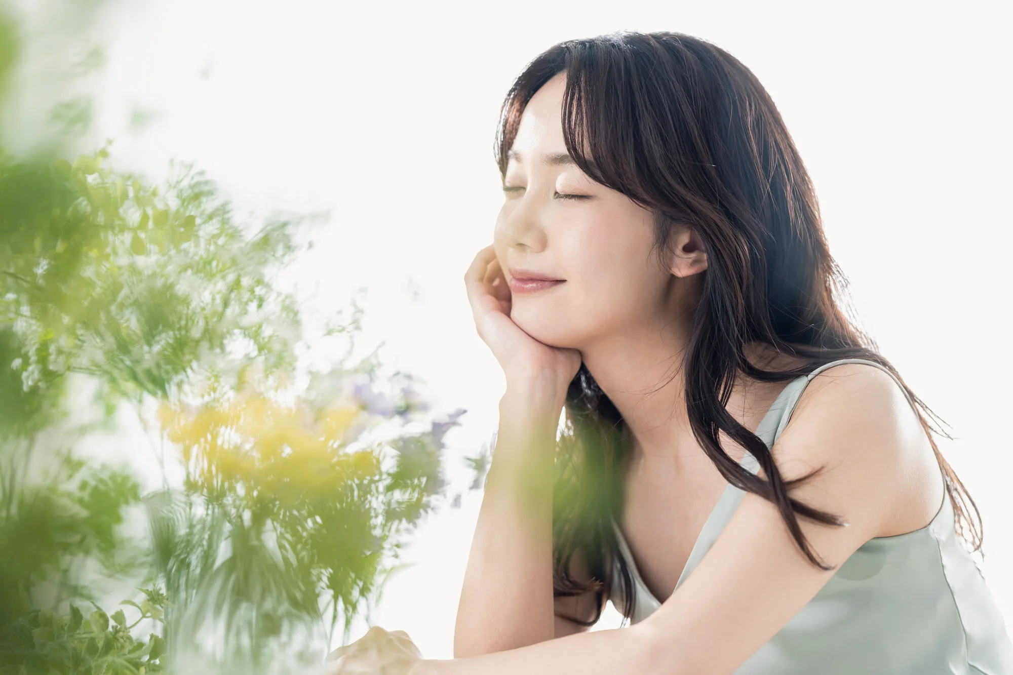 自然光の中で屋外で微笑む女性